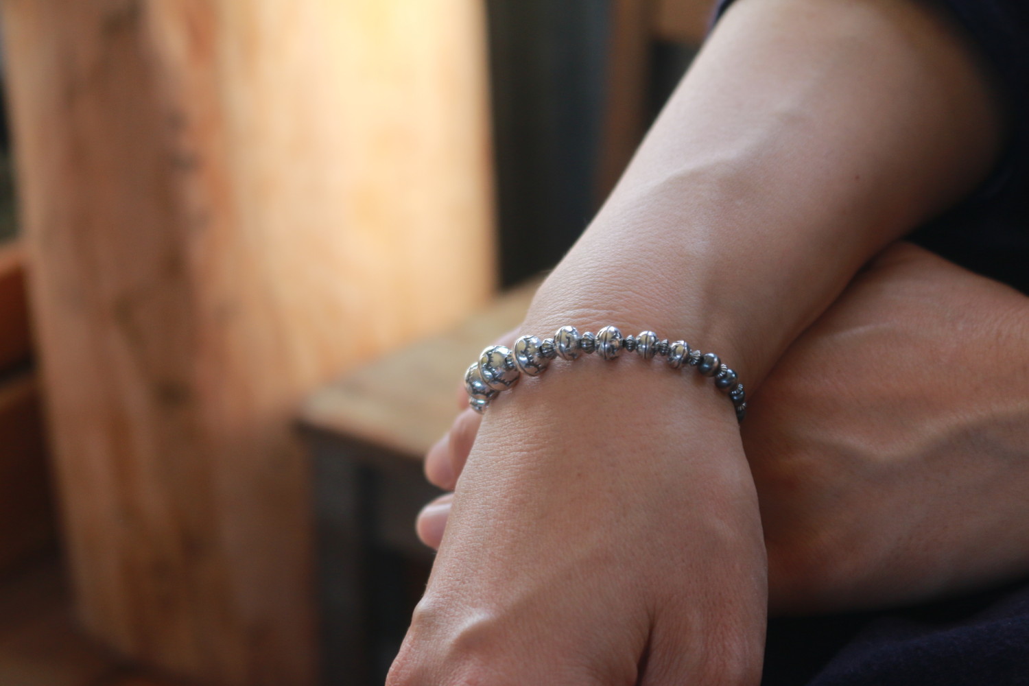 Stampworks , Silver Beads Bracelet　着用例、モデルは女性。