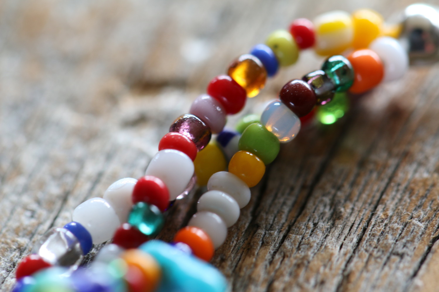 Triple Multi-Vintage Beads Bracelet　複数のビンテージビーズをミックス。